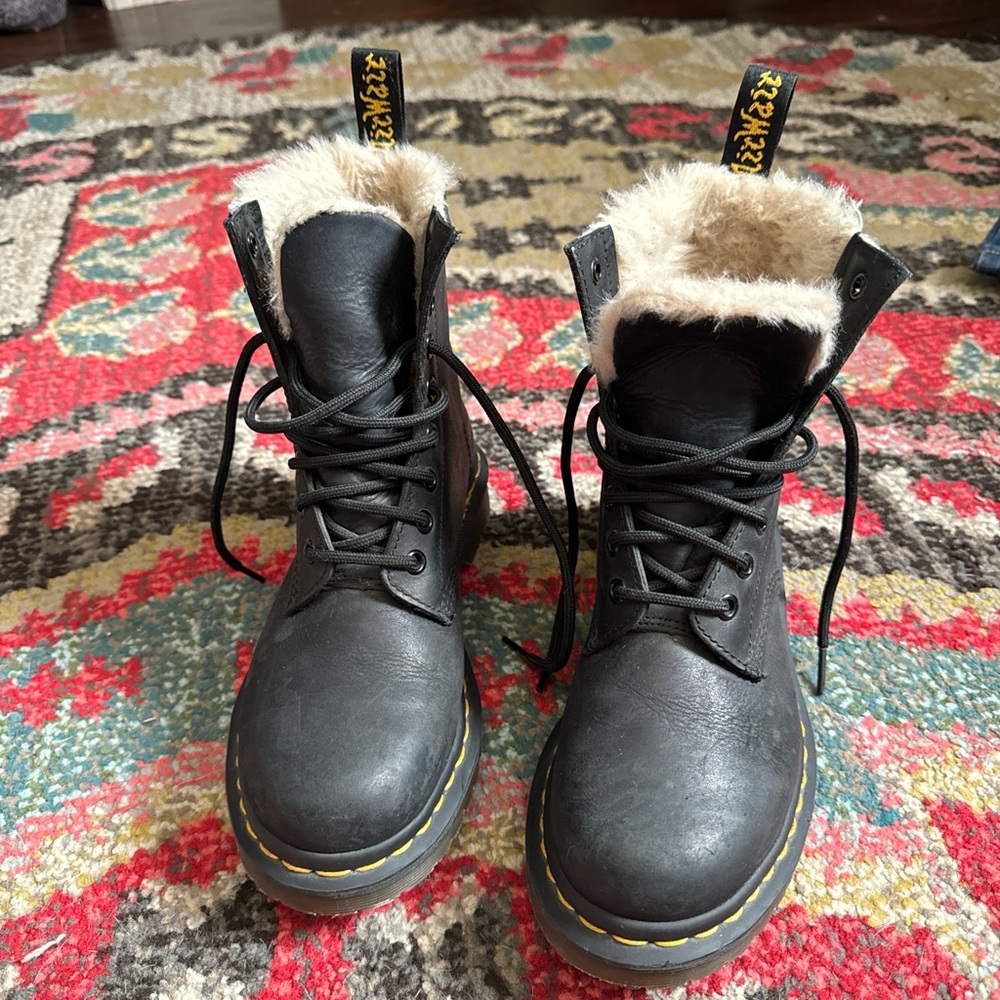 Faux fur lined Dr Martens. Black. Size 6.